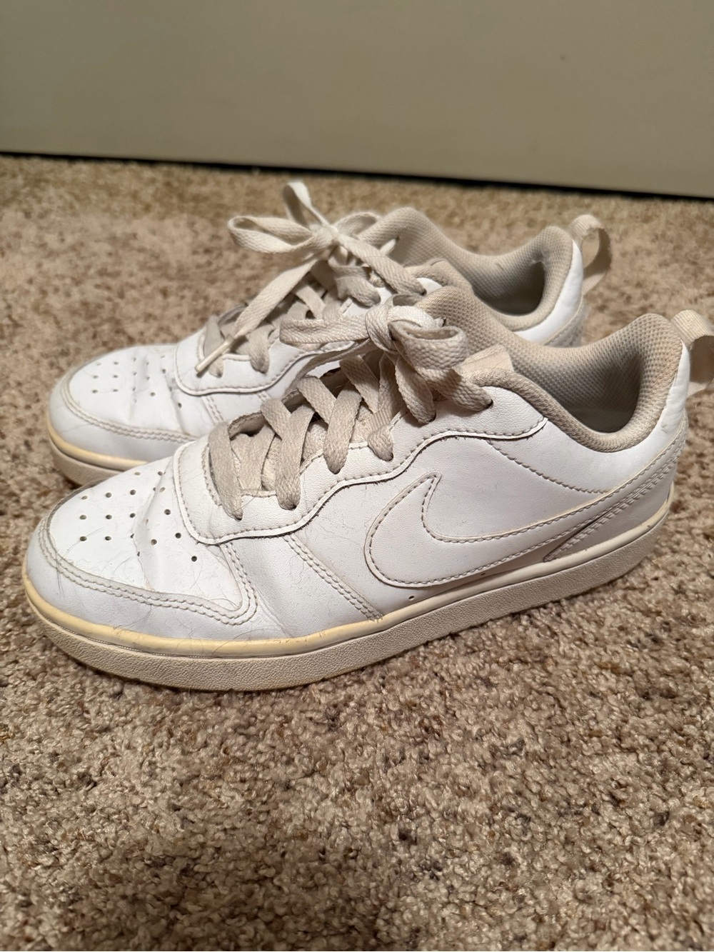 Nike women’s ' White Low-Top Casual Sneakers